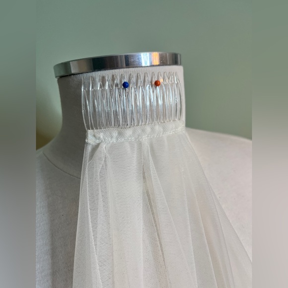 Beautiful 40 inch Italian net wedding veil with a plastic comb bridal - Picture 9 of 12